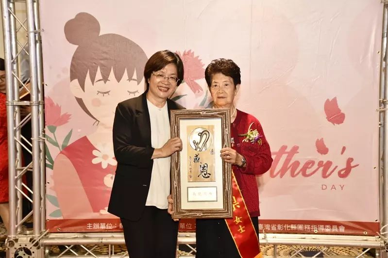 养出巨星 任贤齐妈妈获选模范母亲